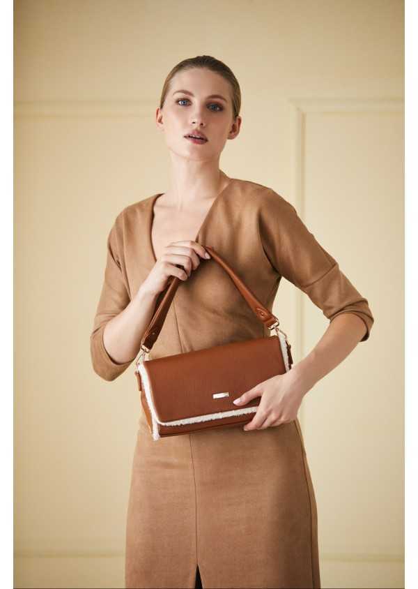 Carteira a Tiracolo Camel com pelo