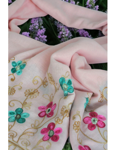 Echarpe Primavera Boho: Bordado Floral Pastel