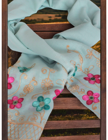 Echarpe Primavera Boho: Bordado Floral Pastel