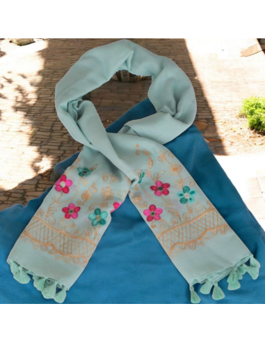 Echarpe Primavera Boho: Bordado Floral Pastel