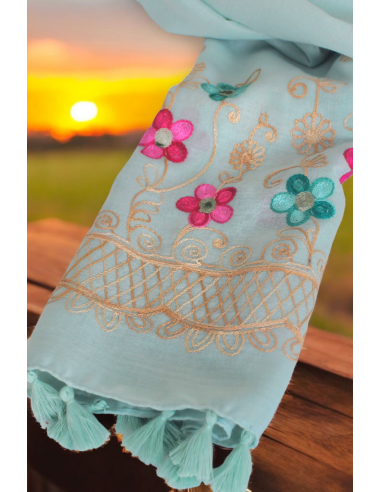 Echarpe Primavera Boho: Bordado Floral Pastel