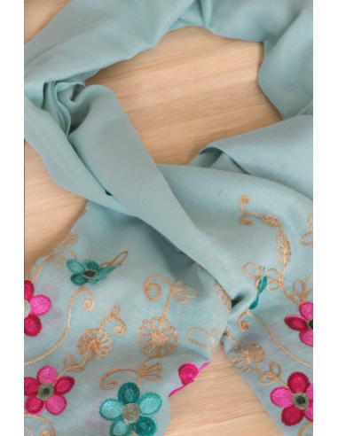 Echarpe Primavera Boho: Bordado Floral Pastel