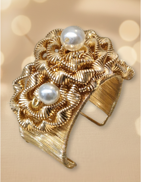 Pulseira dourada com pérola