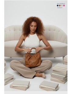 Mala com cadeado dourado 2