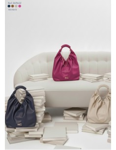 Mala com cadeado dourado