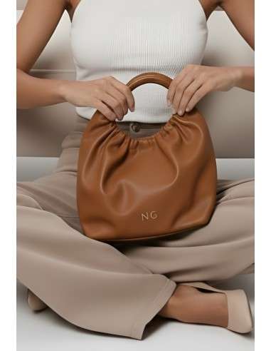 Mala com cadeado dourado