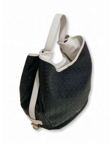 Mala Hobo com Monograma em Relevo e Detalhes Contrastantes