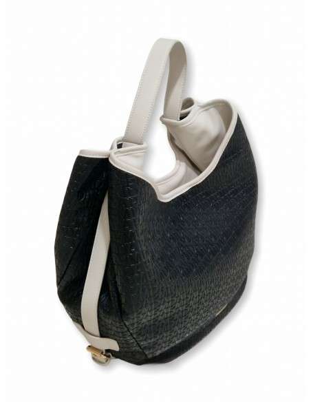 Mala Hobo com Monograma em Relevo e Detalhes Contrastantes