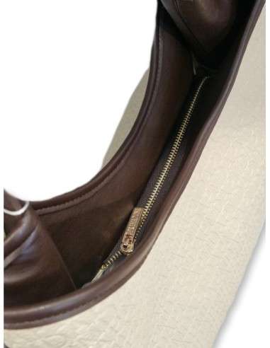 Mala Hobo com Monograma em Relevo e Detalhes Contrastantes
