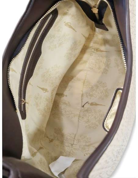 Mala Hobo com Monograma em Relevo e Detalhes Contrastantes